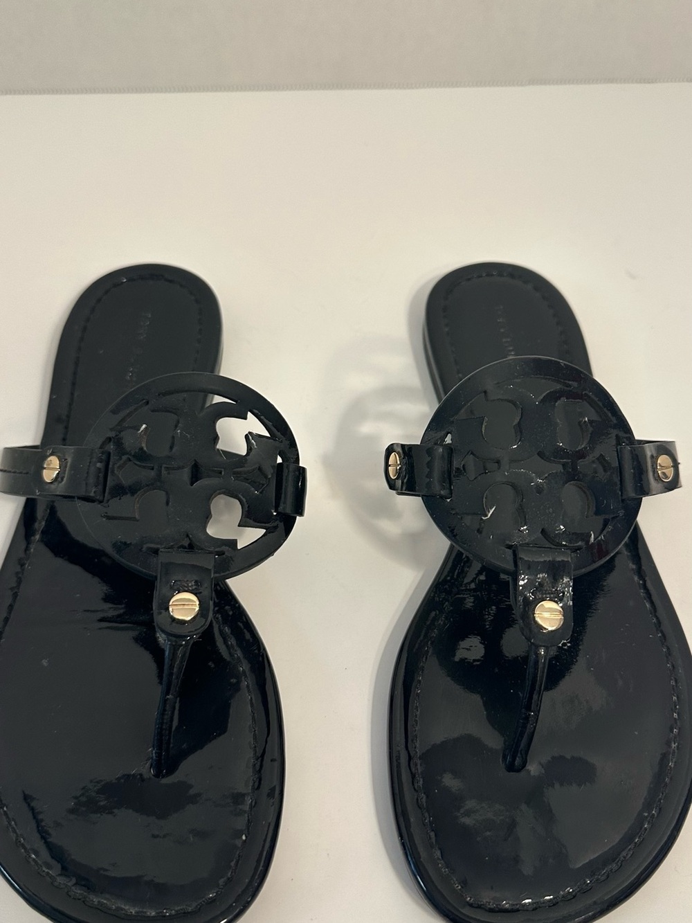 Tory Burch Black Patent Logo Medallion Thong Sandals - Picture 2 of 10
